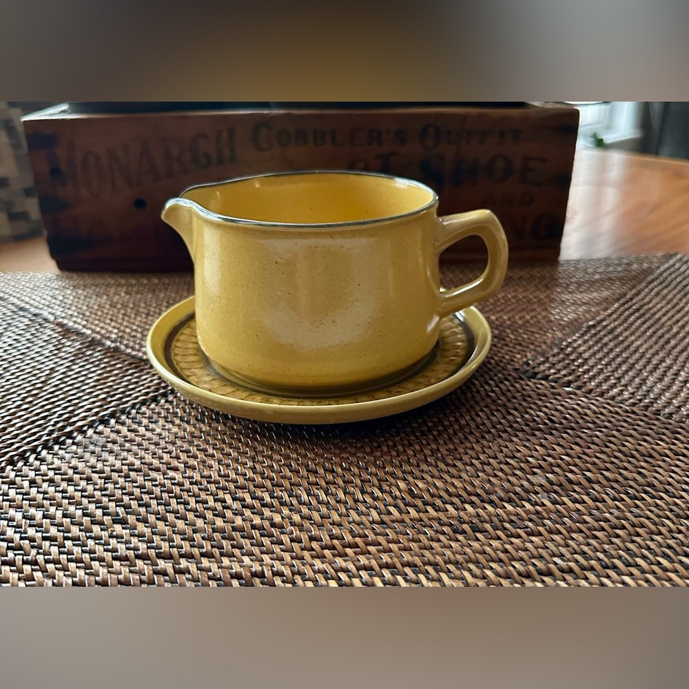 Franciscan Honeycomb Sauce/Gravy Boat with Stand